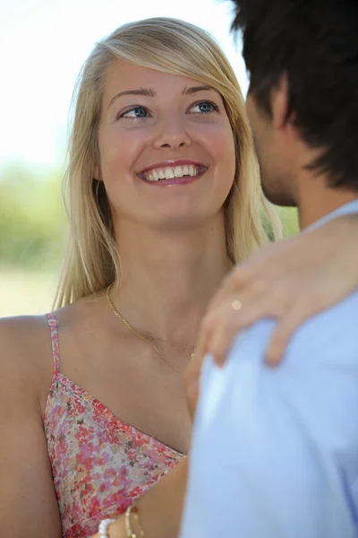 Adoringly 그녀의 남자 친구를 보고 웃는 여자 친구 — 스톡 사진