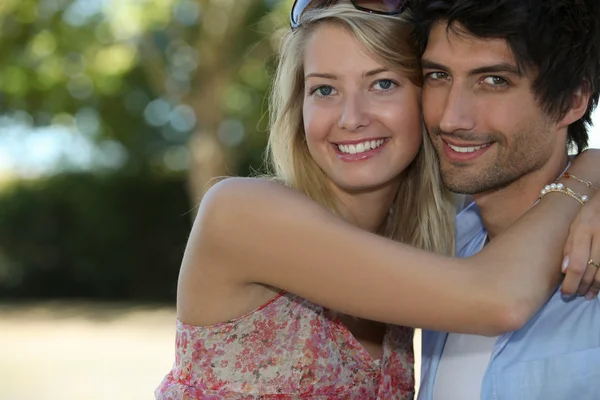 Man en vrouw blij om samen te zijn — Stockfoto