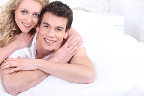Giovane coppia posa a letto — Foto Stock