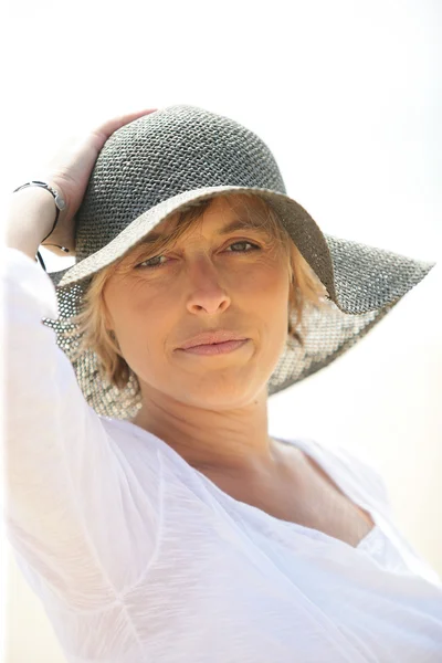 Γυναίκα σε ένα καλοκαίρι καπέλο — Φωτογραφία Αρχείου