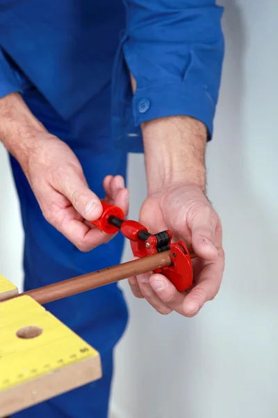 Plumber with a pipe cutter — Stock Photo, Image