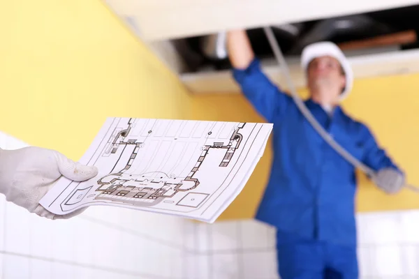 Elektricien kijken naar plannen — Stockfoto