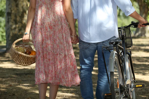 Couple on bike ride having picnic — Stock Photo, Image