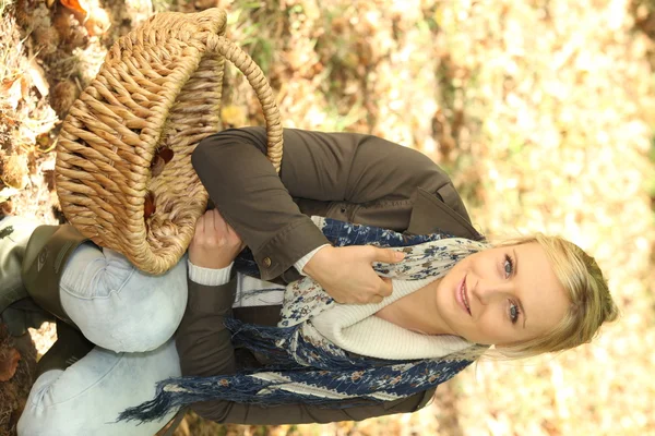 Frau mit Korb im Feld — Stockfoto