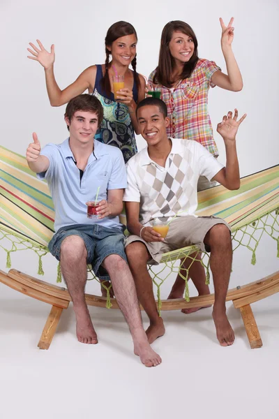 Tieners op een zomer-partij — Stockfoto