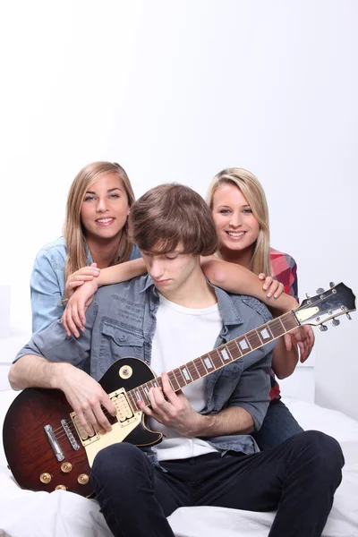 Adolescentes com guitarra — Fotografia de Stock