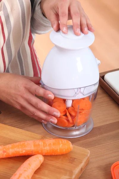 Carrots in electric blender — Stock Photo, Image