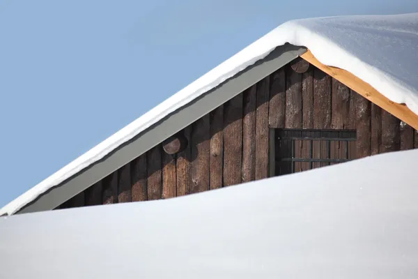 Chalet taket täcks av snö — Stockfoto