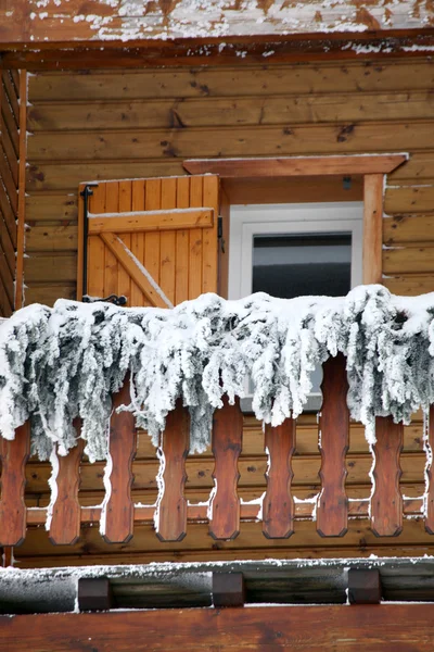 Alquiler chalet cubierto de nieve —  Fotos de Stock