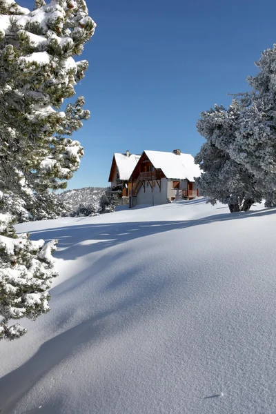 Besneeuwde chalet — Stockfoto