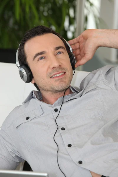 Hombre escuchando música — Foto de Stock