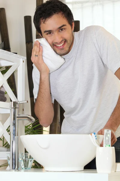 Adam banyoda yüzünü yıkıyor. — Stok fotoğraf