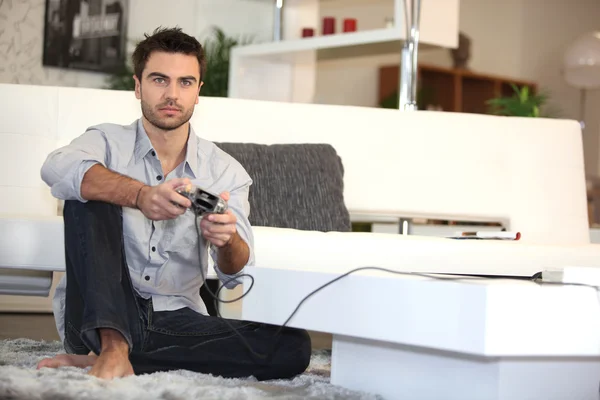 Man playing video games alone — Stock Photo, Image