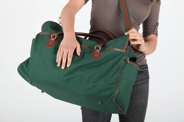 Frauenkörper mit Reisetasche — Stockfoto