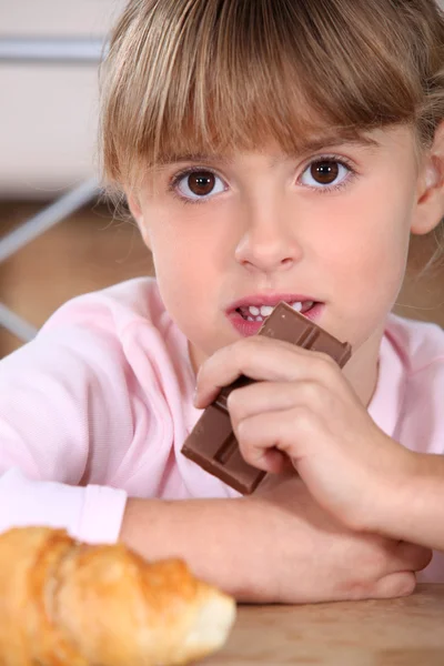 Snacking menina chocolate — Fotografia de Stock