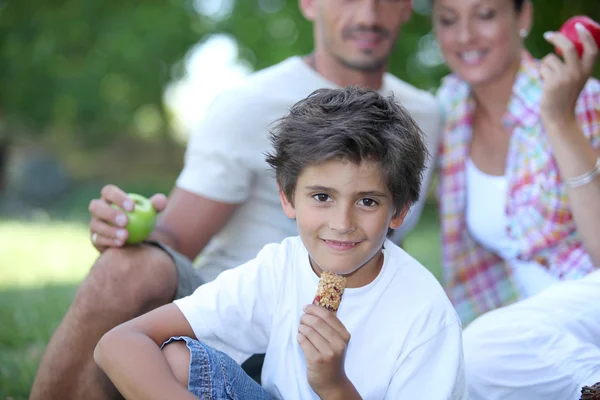 Familia disfrutando de picnic al aire libre —  Fotos de Stock