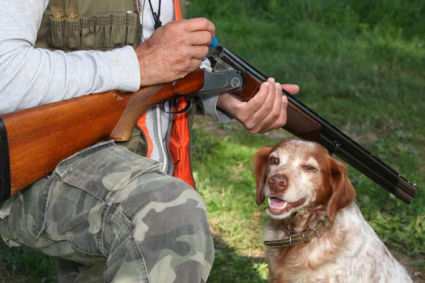 Hunter with dog and shotgun — Stock Photo, Image