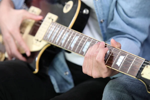 Кадр человека, играющего на гитаре — стоковое фото