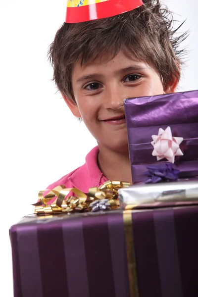 Хлопчик з подарунками на день народження — стокове фото