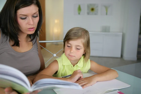 Madre e hija leyendo juntas —  Fotos de Stock