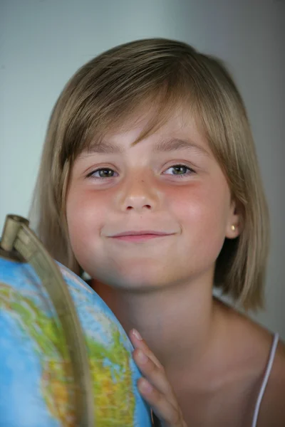 Menina com um globo — Fotografia de Stock