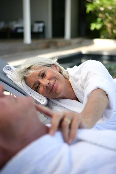 Coppia anziana relax a bordo piscina — Foto Stock