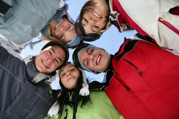 Grupp vänner på skidsemester — Stockfoto