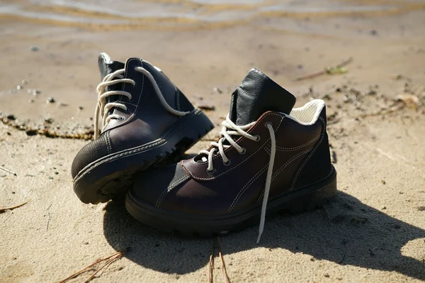 Par de botas de caminhada abandonadas — Fotografia de Stock