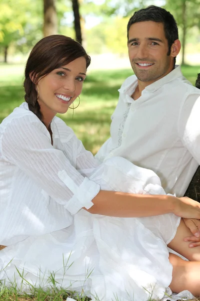 Retrato de um casal ao ar livre — Fotografia de Stock