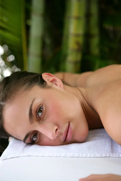 Mujer teniendo un masaje en un centro de spa — Foto de Stock