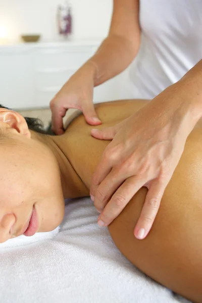 Mulher recebendo uma massagem no ombro — Fotografia de Stock