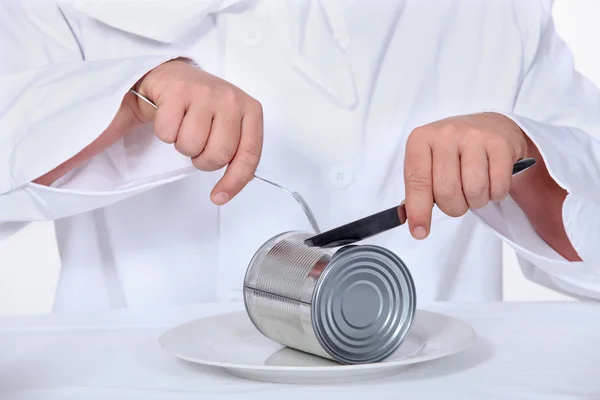 Chef-kok snijden van een blikje — Stockfoto