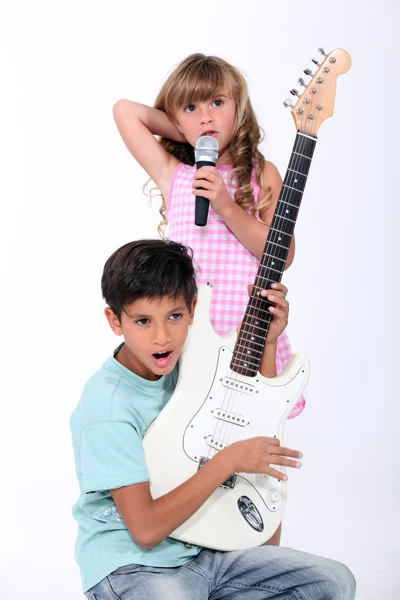 Retrato de crianças com instrumentos musicais — Fotografia de Stock
