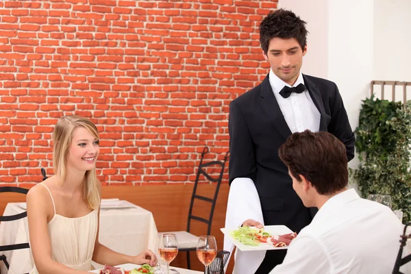 Pareja teniendo una cena romántica en un restaurante sexy — Foto de Stock