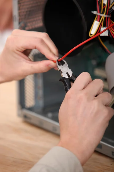 Using pliers to cut a wire — Stock Photo, Image