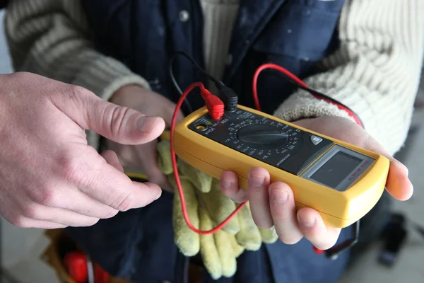 Lärling med multimeter — Stockfoto