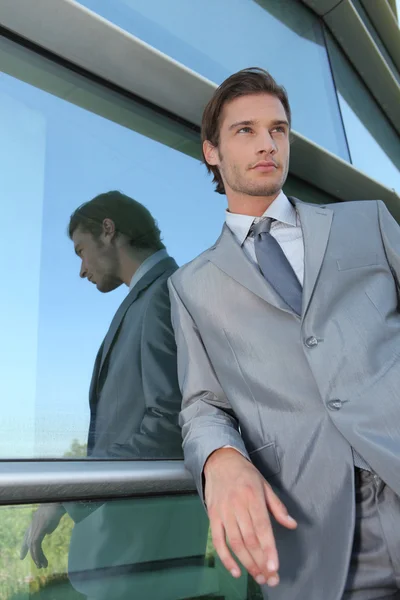 Geschäftsmann mit Reflexion im Fenster — Stockfoto