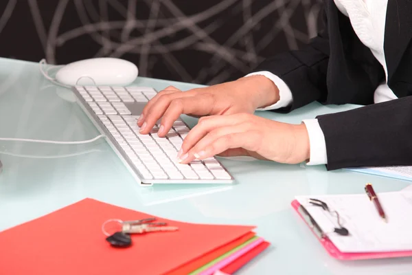 Woman typing at a keyboard — Stock Photo, Image