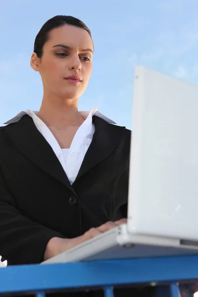 Zakenvrouw werkt aan haar laptop — Stockfoto