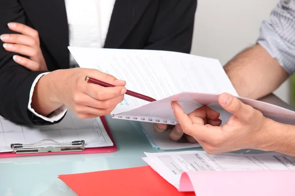 Wirtschaft diskutiert ein Dokument lizenzfreie Stockfotos