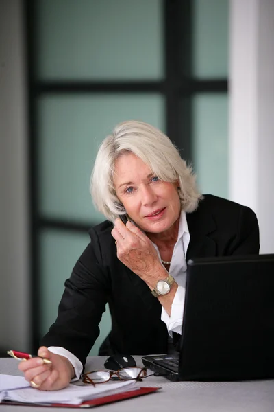 Senior businesswoman at work — Stock Photo, Image