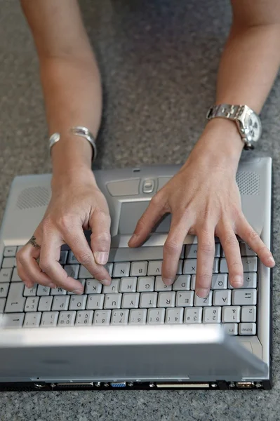 Close-up de uma mulher usando seu laptop — Fotografia de Stock