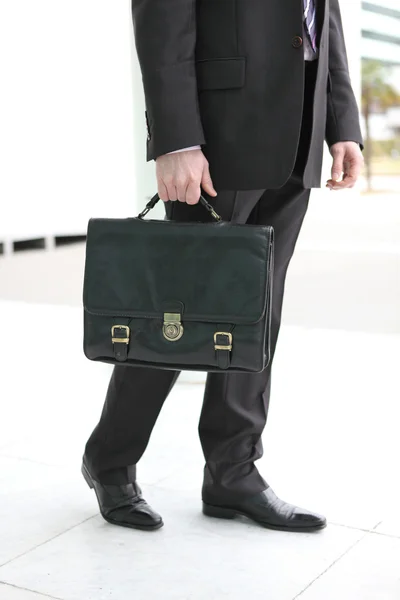 Empresario con maletín adjunto — Foto de Stock