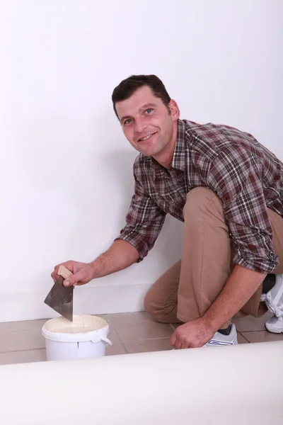 Man tiling floor — Stock Photo, Image