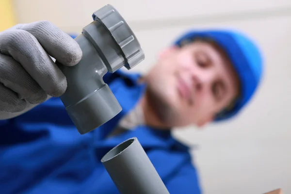 Plumber fitting plastic pipe — Stock Photo, Image