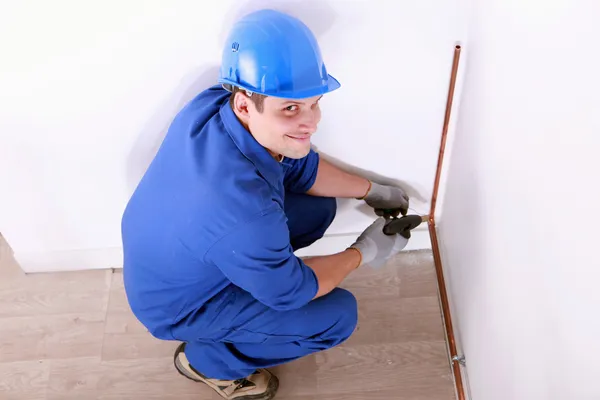 Plumber installing pipes — Stock Photo, Image