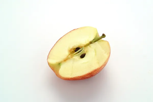 Половина красного яблока — стоковое фото