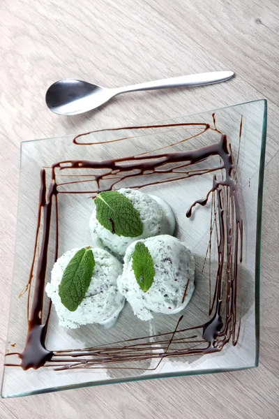 Mint ice cream on square dish — Stock Photo, Image