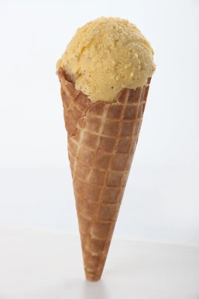 Cono de helado de vainilla — Foto de Stock