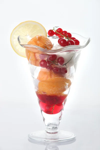 Ice cream/sorbet sundae in glass — Stock Photo, Image